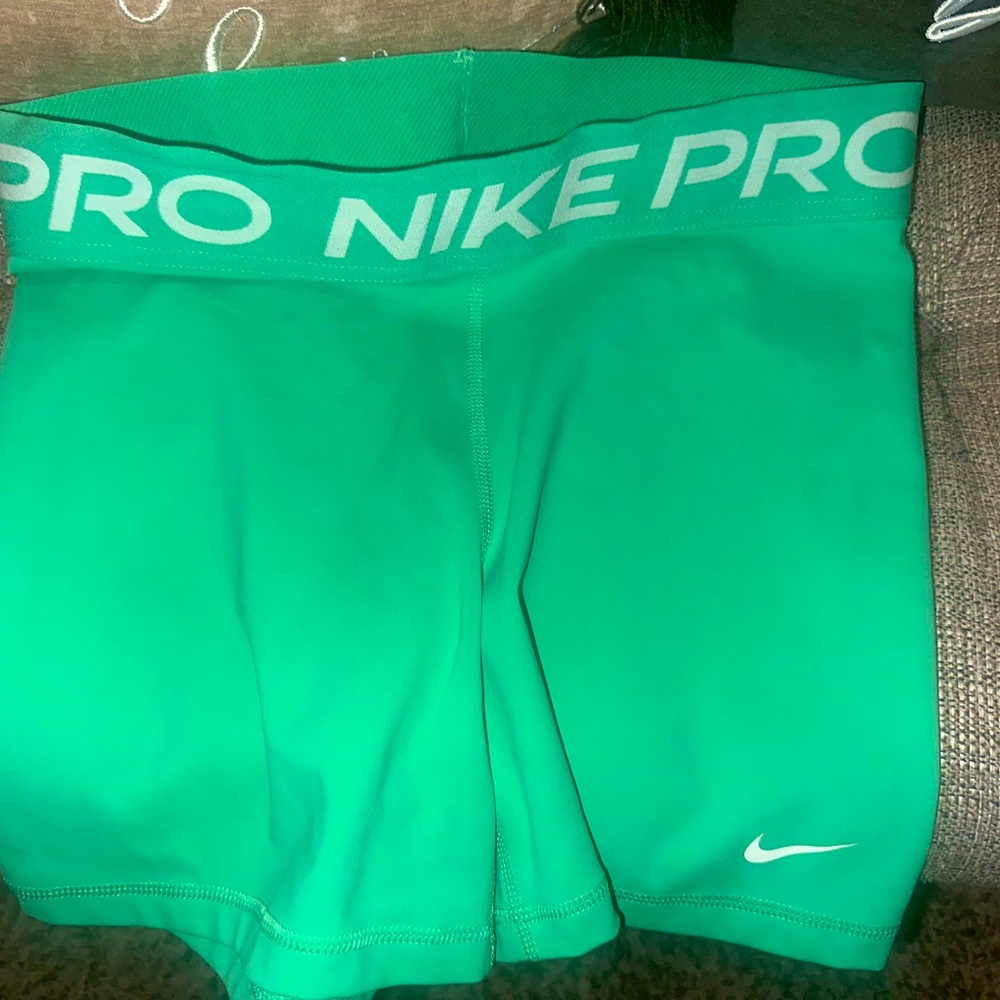 NIKE PRO women’s spandex shorts. 4’ inch inseam